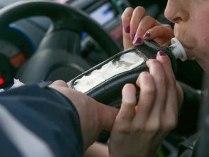 Un conductor estaba tan borracho que saturó el alcoholímetro durante un control vial