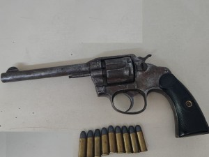 Lo detuvieron tras golpear a su pareja con un arma