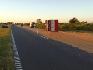 Choque entre dos camiones en la autopista Rosario–Santa Fe: no hubo heridos