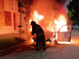 Se incendió por completo un automóvil en la madrugada en Santo Tomé