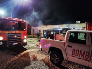 Incendio en el norte de Santa Fe: destruyó una despensa y dañó una vivienda durante la madrugada