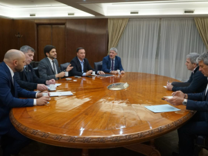 El gobierno salió a criticar a Pullaro por no liquidar los dólares tomados de deuda