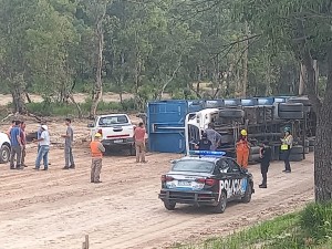 Chofer lesionado: Volcó un camión en la obra del Nuevo Puente Carretero