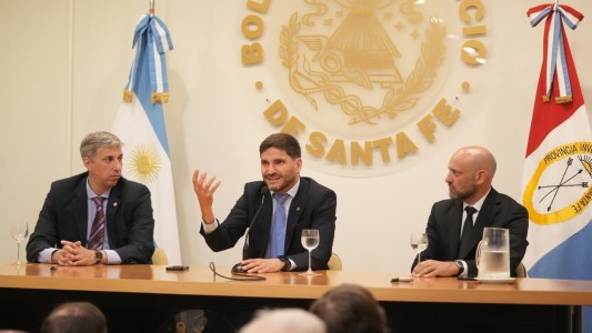 Pullaro estuvo en la Bolsa de Comercio y dijo que "el gobierno busca cambiar la estructura de la provincia"