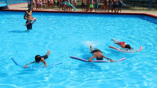 36.000 niños, niñas y adolescentes aprenden a nadar en las Escuelas de Verano