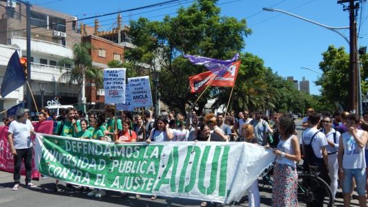 Docentes universitarios llevan adelante una semana de paro en Santa Fe