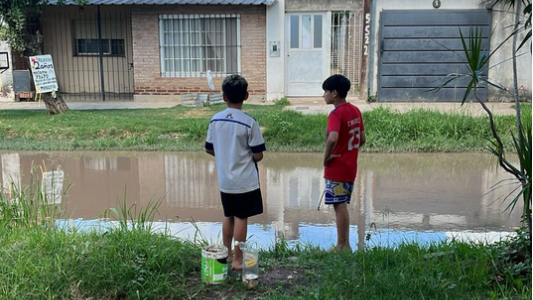 Vecinos de barrio Los Hornos viven con agua en la calle aun cuando no hay lluvias