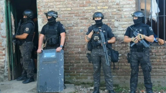 Menores aprehendidos tras múltiples allanamientos en barrio Coronel Dorrego