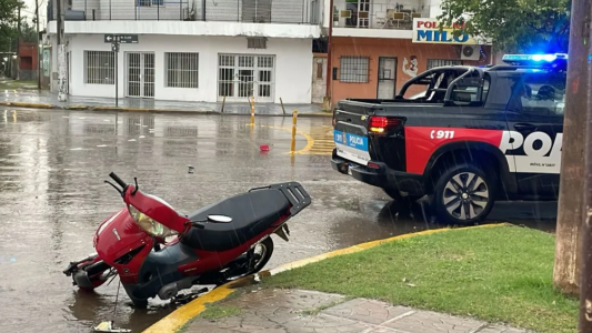 Fuerte choque entre un auto y una moto en avenida Gorriti y Bernardo de Irigoyen