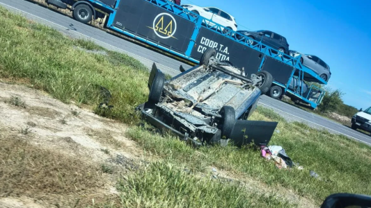 Fuerte accidente en la autopista Rosario–Santa Fe: un auto volcó y chocó contra un camión en Coronda