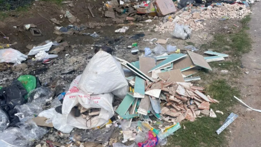 Crece un microbasural cerca del Hospital de Niños Alassia y preocupa a los vecinos