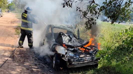 Incendio de un auto en Rincón: el vehículo fue consumido por las llamas