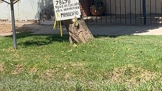 Vecinos de barrio Los Hornos viven con agua en la calle aun cuando no hay lluvias