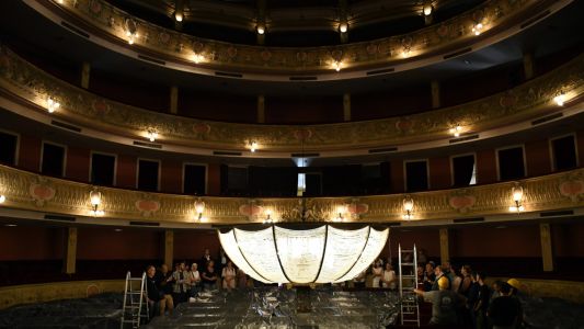 El Teatro Municipal bajó su histórica araña de 350 kilos en un ritual abierto a los vecinos