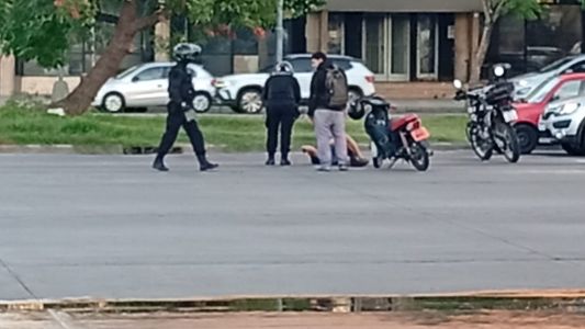 Motociclista chocó a un peatón en Avenida Alem y Mendoza