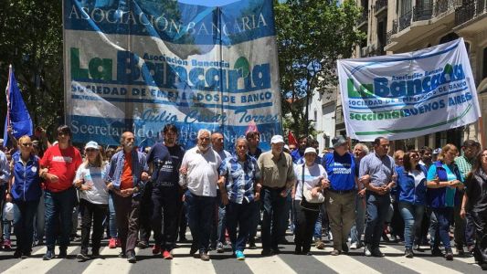 Estado de alerta y movilización de bancarios por posibles cierres de sucursales