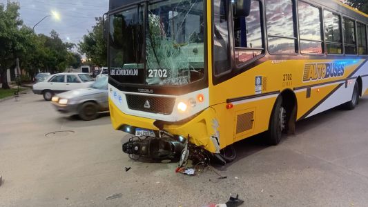 Fuerte choque frontal entre colectivo y moto: hubo heridos