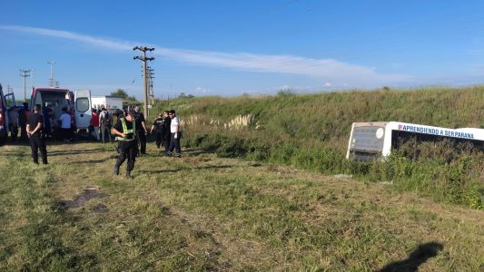 Accidente en circunvalación oeste: despistó un colectivo y hay heridos