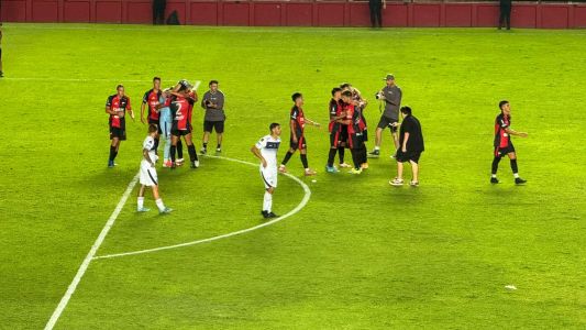 Un golazo de Nacho Lago hizo festejar a Colón que se acomodó en la tabla