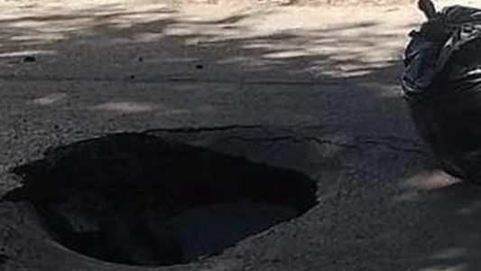 Apareció un enorme socavón en 4 de Enero y Jujuy y cortaron el tránsito