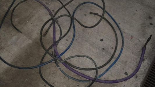 Detectaron un ladrón por las cámaras y lo detuvieron cuando robaba cables en un obrador