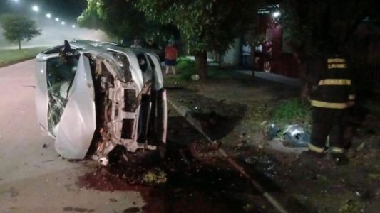 Fuerte choque en el norte de la ciudad: dos autos colisionaron y uno terminó volcado