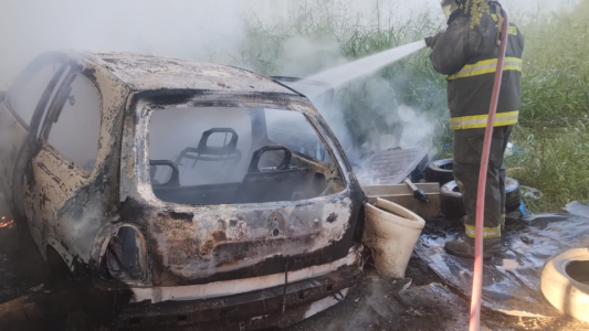 Incendio en Santa Fe: prendieron fuego un auto abandonado en Blas Parera