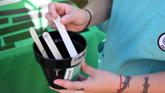 Se intensifica el descacharrado en distintos barrios para prevenir el Dengue