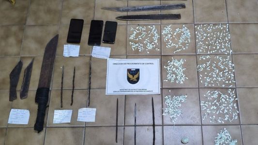 Celulares, armas blancas y sustancias prohibidas, el resultado de requisas en la cárcel de Las Flores