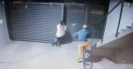 Abrieron el portón de un edificio, tantearon vehículos y se fueron en bicicleta