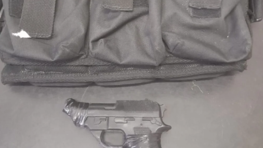 Detuvieron a un hombre que amenazó a un joven simulando tener un arma