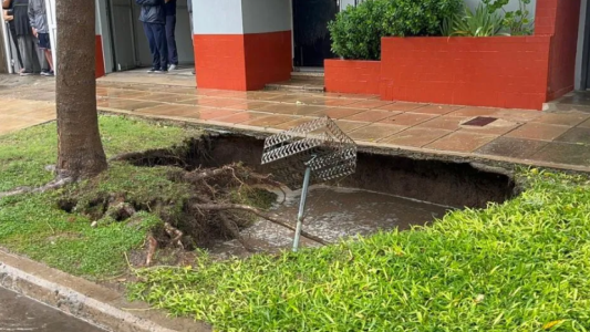 Temporal en Santa Fe: se abrió un socavón en plena vereda y preocupa a vecinos