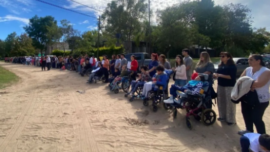 Abrazo simbólico en "Un Mundo Especial": reclamo por recortes y falta de pagos