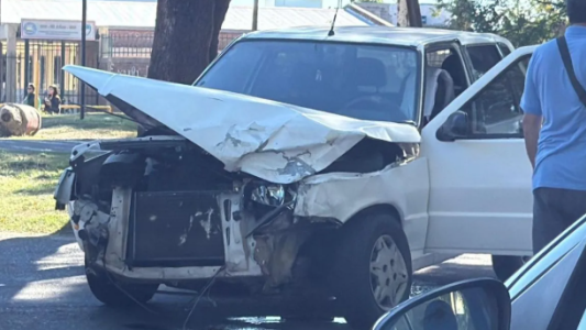 Choque en Santa Fe: dos autos colisionaron frente al Parque de la Locomotora