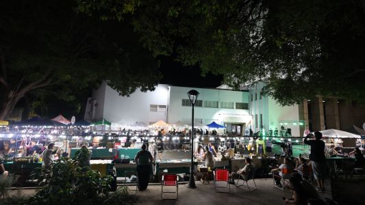 Se realizó la primera feria nocturna de emprendedores en la explanada del Concejo