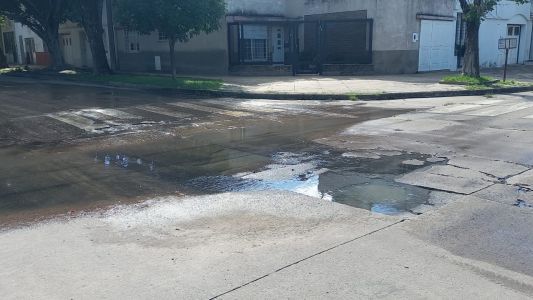 Vecinos de barrio Roma denuncian que la rotura de un caño genera inconvenientes