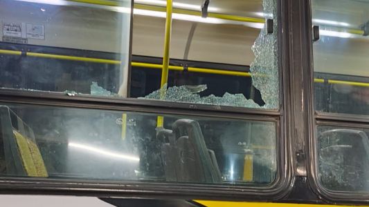 A piedrazos, rompieron los vidrios de un coche de la Línea 5