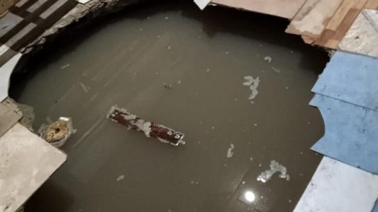 Socavón en una vivienda: cedió el piso de una habitación y cayó una mujer y sus tres hijos