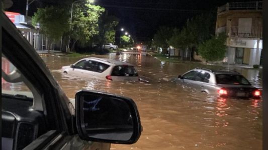 Fuerte temporal en Villa Minetti: hay evacuados y la localidad está anegada