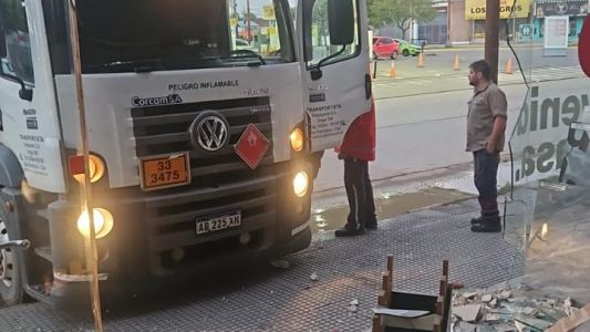 Impactante choque de camión: terminó contra la vidriera de un comercio en Av. Peñaloza y Zeballos