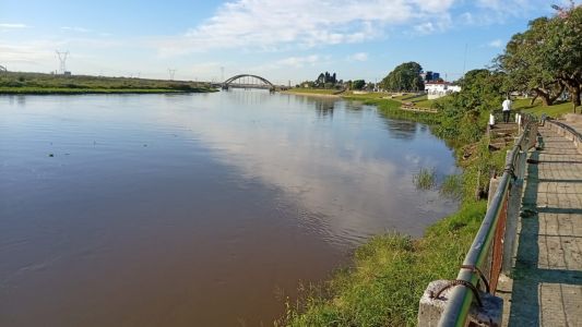 Tras llegar a su pico, el Río Salado comenzó un descenso en sus niveles