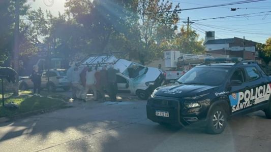 Dos autos chocaron en barrio Ciudadela: uno de ellos terminó volcando