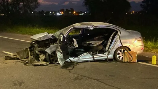 Autovía 19: un auto chocó contra un poste y el conductor quedó atrapado