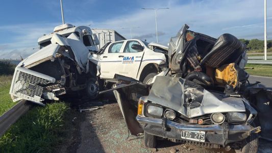 Choque múltiple en la autopista a Santa Fe: rescataron a un hombre atrapado en un auto