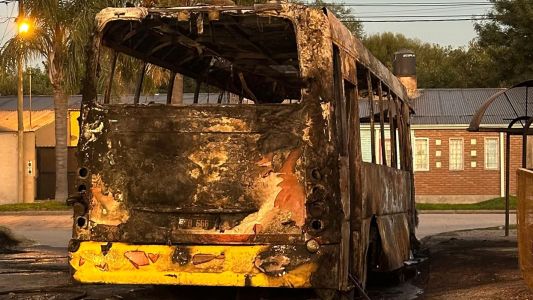 Se incendió un colectivo de la línea 11 y sufrió destrucción total
