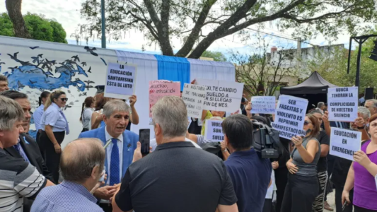 Reclamo docente a funcionarios provinciales en el acto de Malvinas en Reconquista