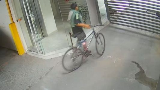 Robo en barrio Candioti: forzaron el portón de un edificio y se llevaron una bicicleta