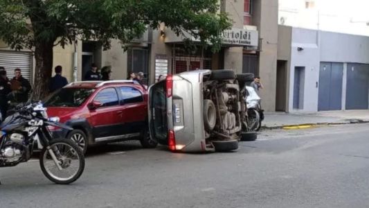 Perdió el control, chocó autos estacionados y volcó en pleno centro