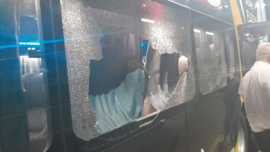 Ataque a piedrazos contra un colectivo en Circunvalación: dos pasajeras heridas