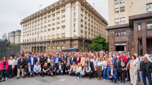 Intendentes de todo el país se manifestaron en el Ministerio de Economía: ¿qué reclamaron?